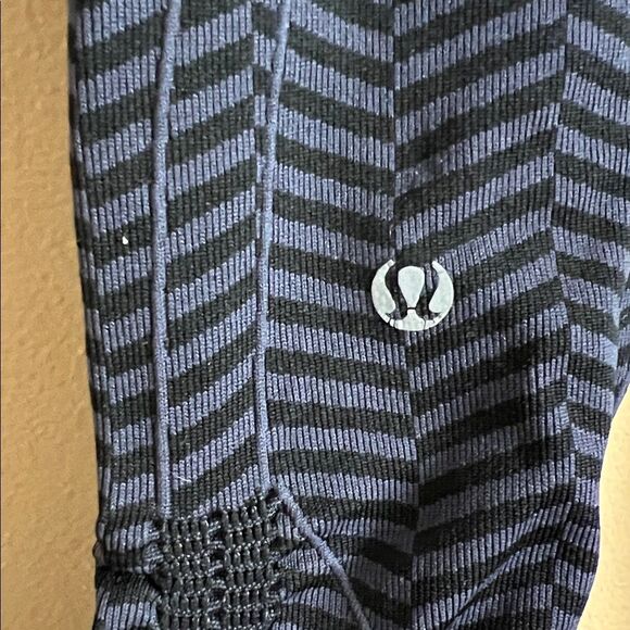 Lululemon Women’s Size 4 Black & Purple Gray Chevron Cropped Capri Leggings - Picture 4 of 6